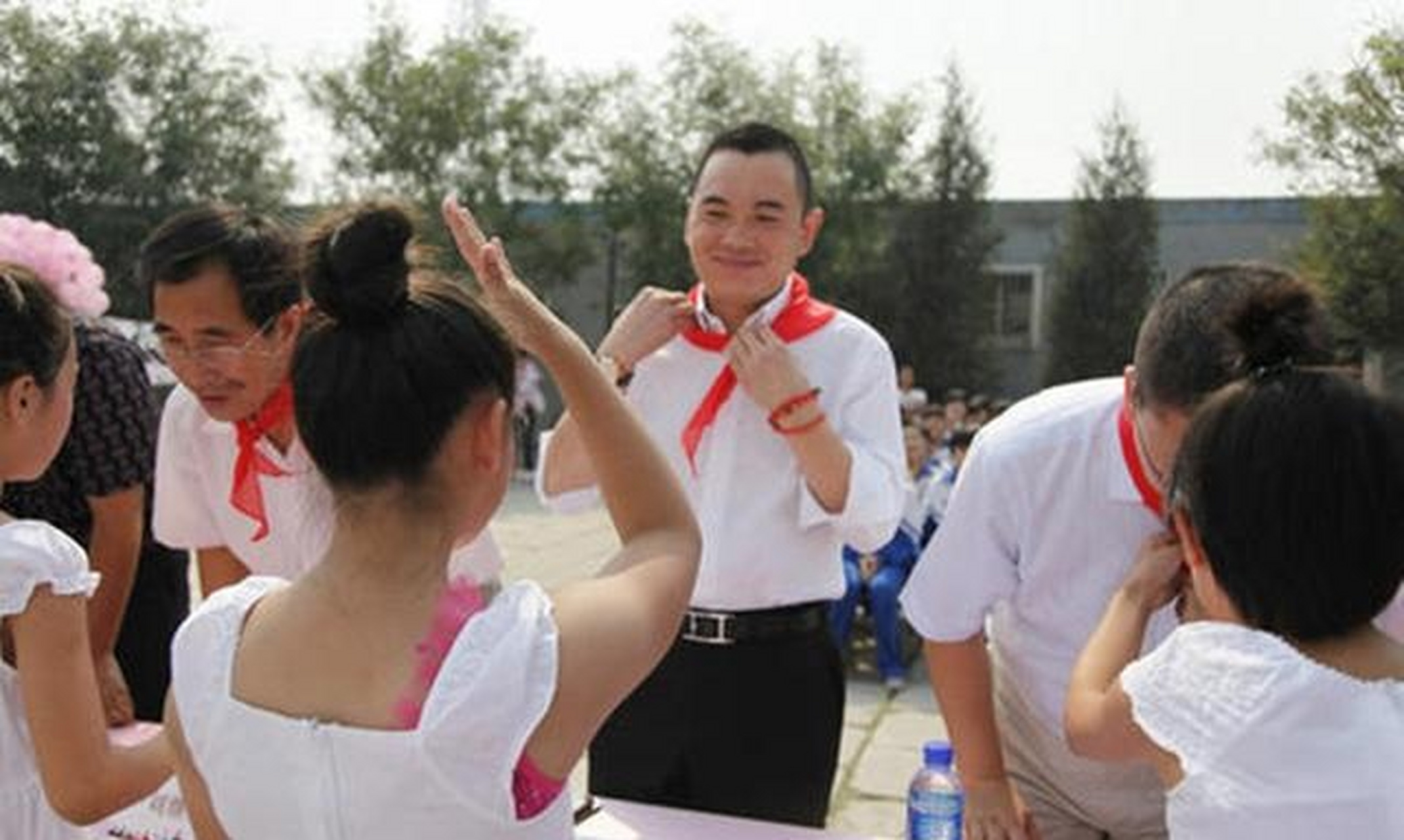 李湘的初恋名叫关卫民,现在叫关键中央电视台军事报道节目主持人.
