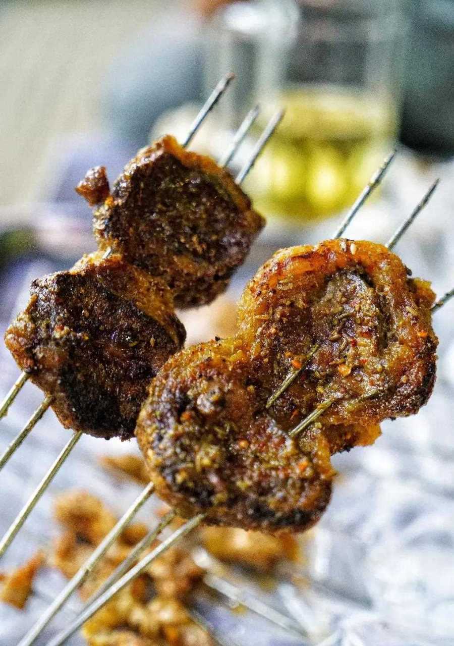 来"串都"济南必须吃顿烧烤,烤羊腰,羊肉串,羊蝎子,羊棒骨[爱慕]