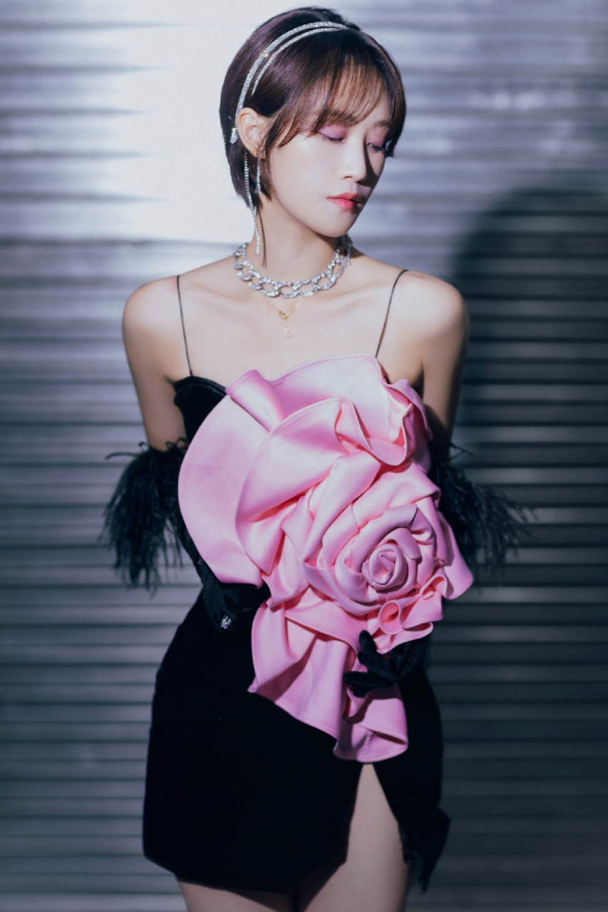 蓝盈莹全新造型写真:短发碎刘海,吊带小黑裙,大花朵点缀,活力养眼