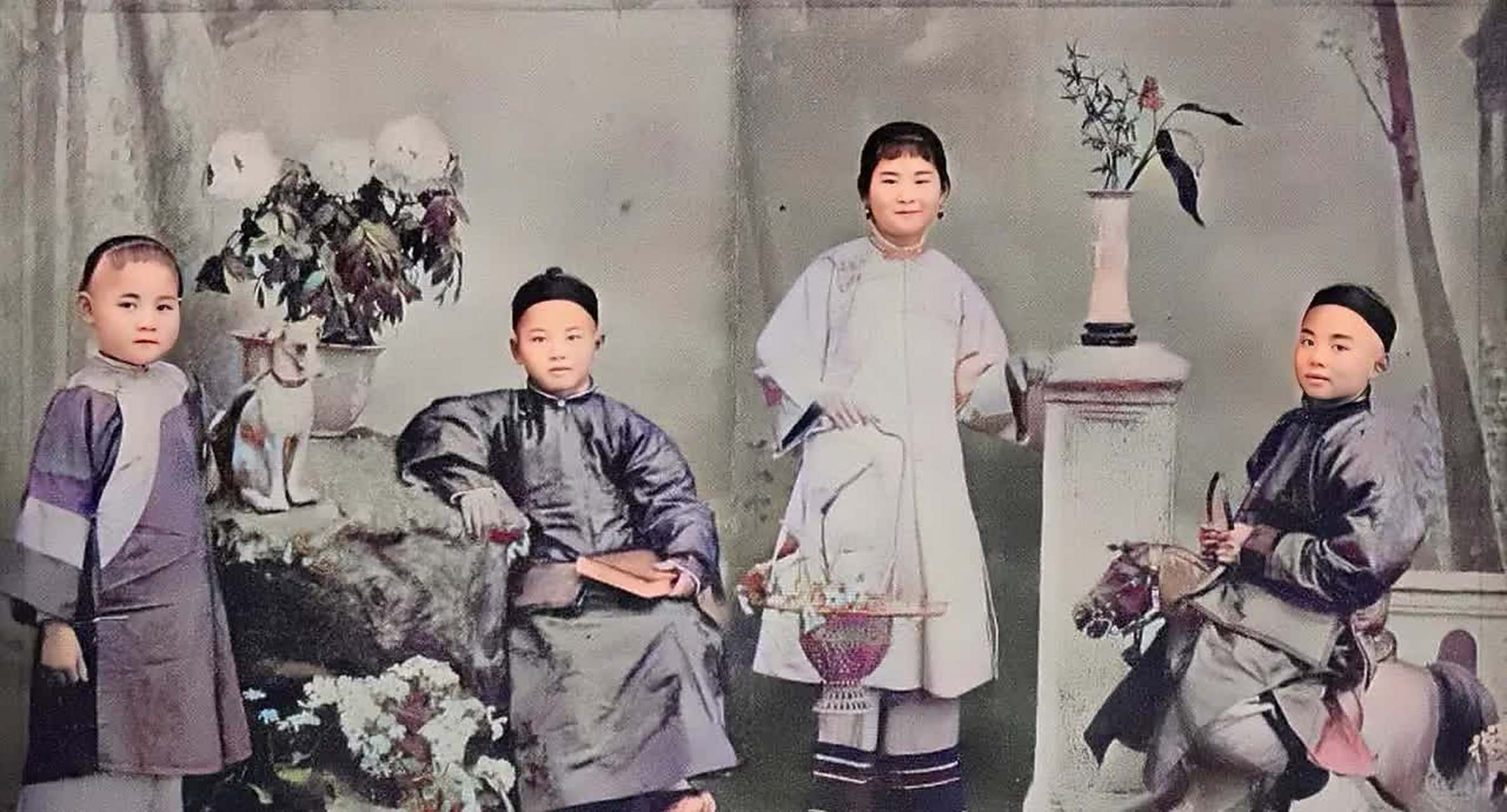 几位民国时期富裕家庭孩子的合影.