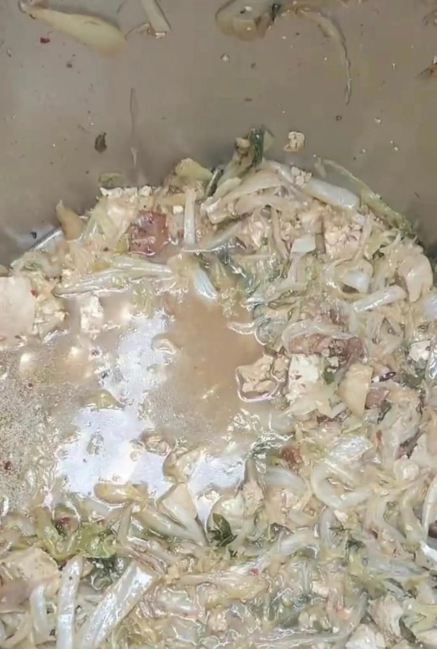 某工地的工人晒伙食,虽然卖相不怎么样,但累一天,感觉吃个这饭最舒服