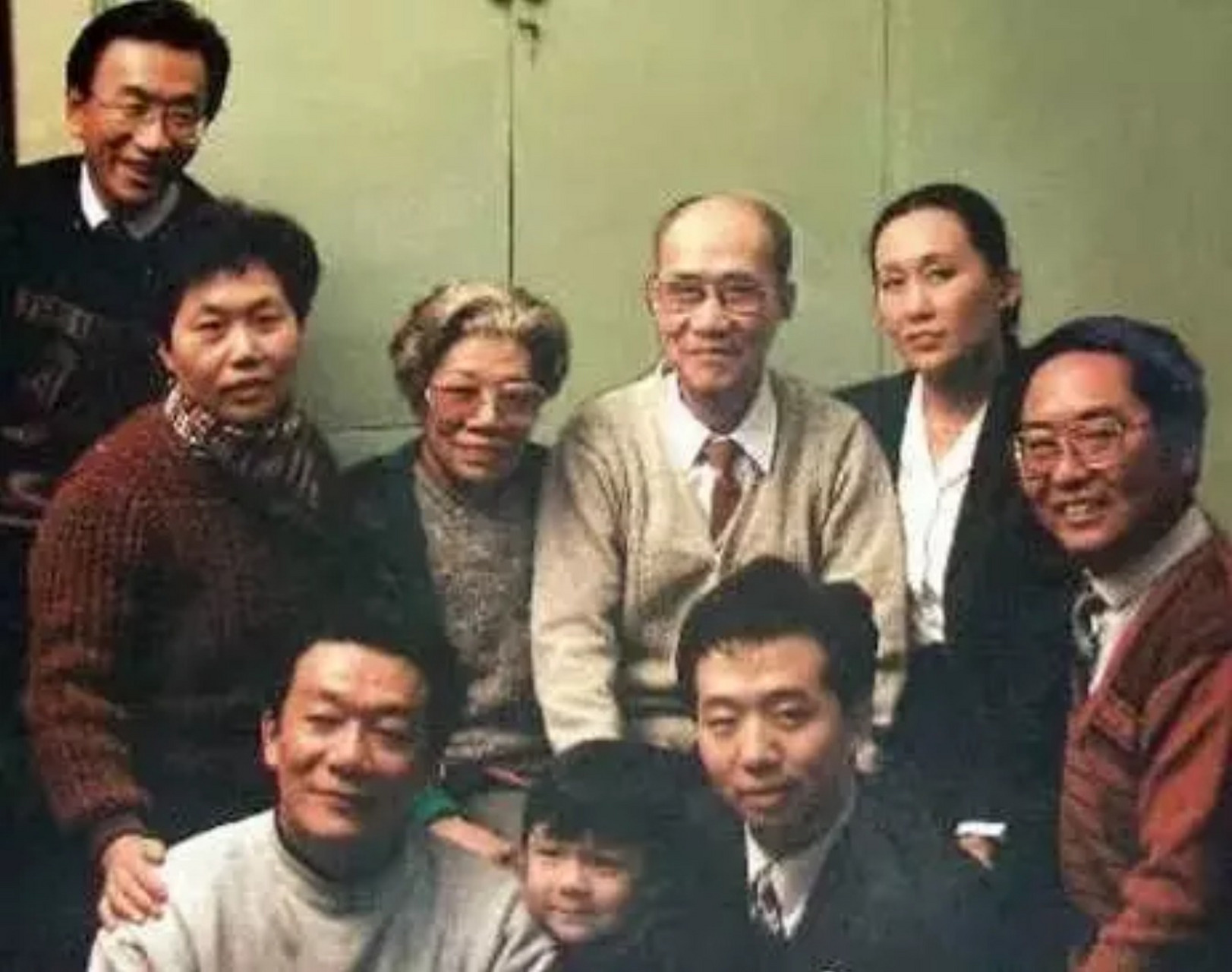 《婚姻法》规定,只能有一个夫人,侯宝林的三个太太只能留下一位,他说