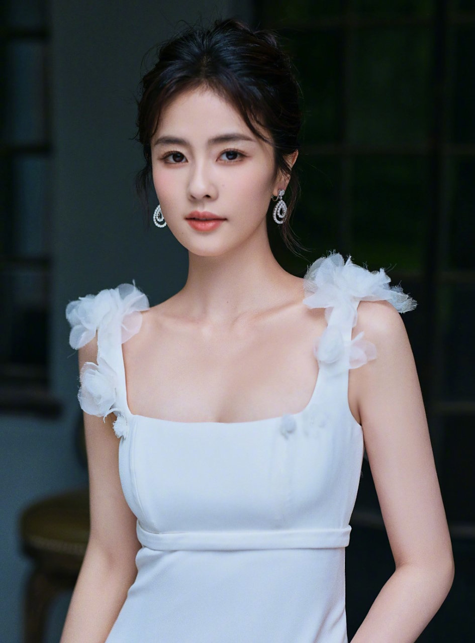 白裙少女感十足. #白鹿白裙