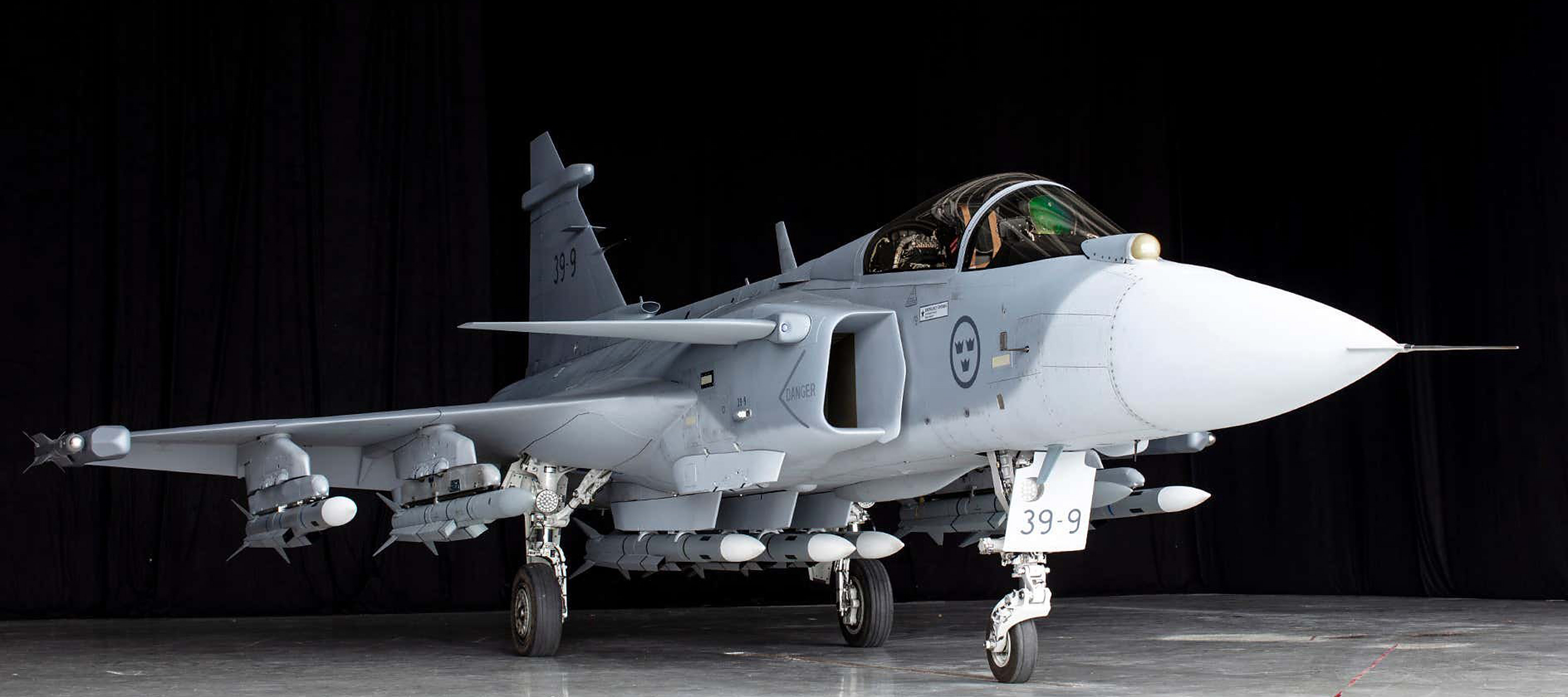 宽屏显示器和 targo 1型头盔显示器,图片中可以看到这架jas-39e战斗机