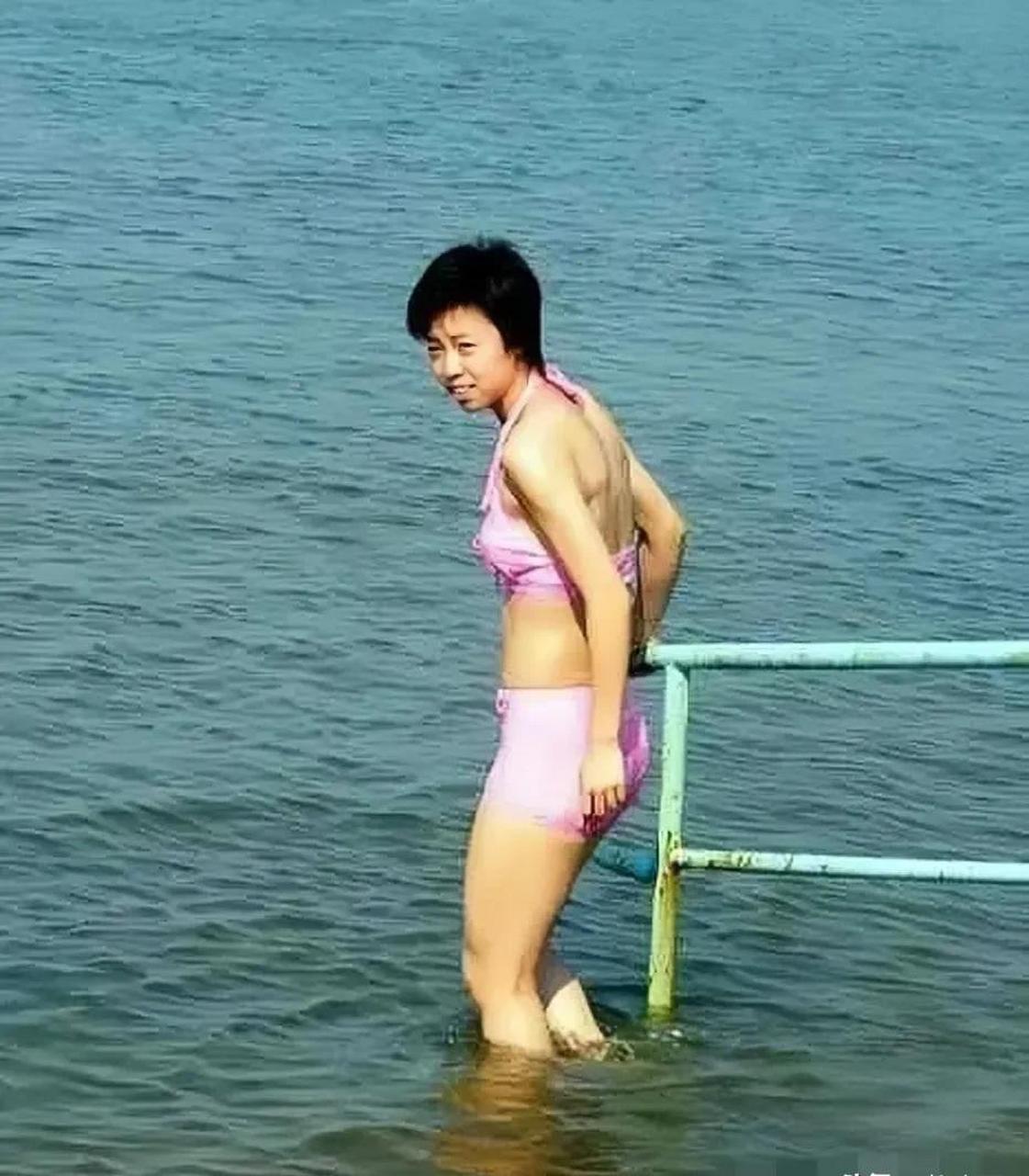 gif创作人# 张怡宁早期罕见三点式泳装,真想不到她竟是女队最大胆