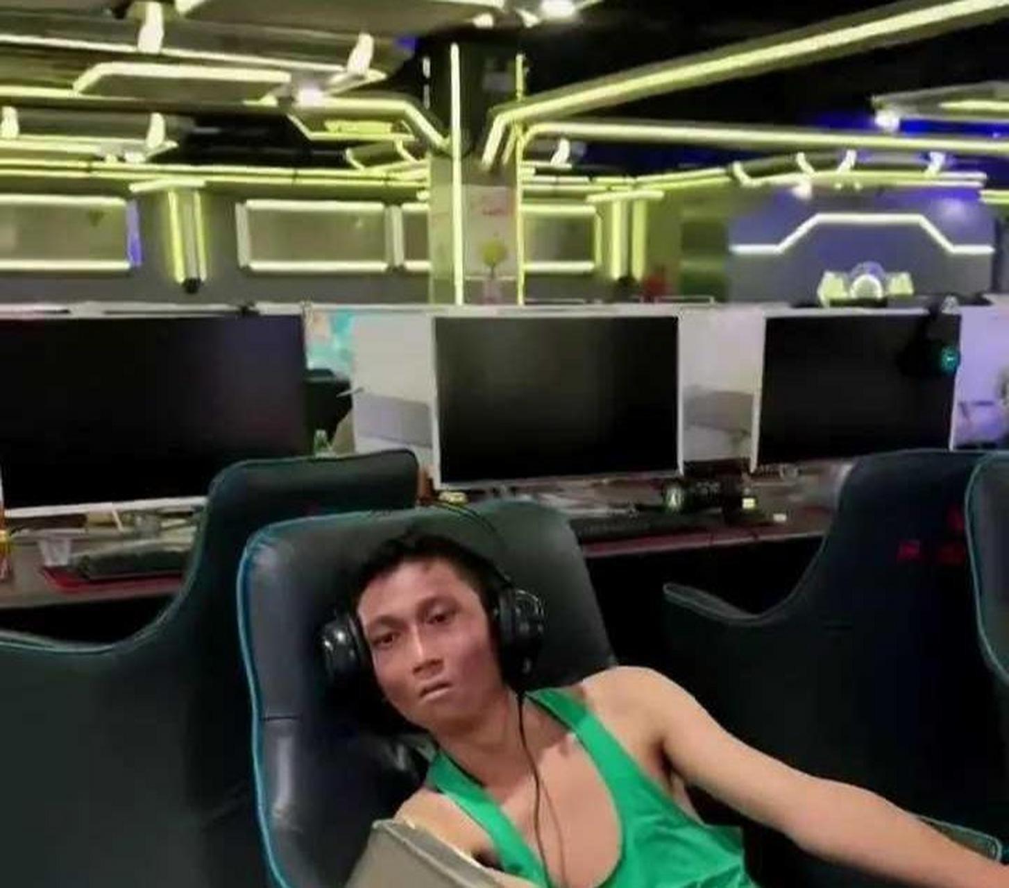 常年住在网吧里面的"大神",感觉这位兄弟的灵魂已经被游戏给带走了.