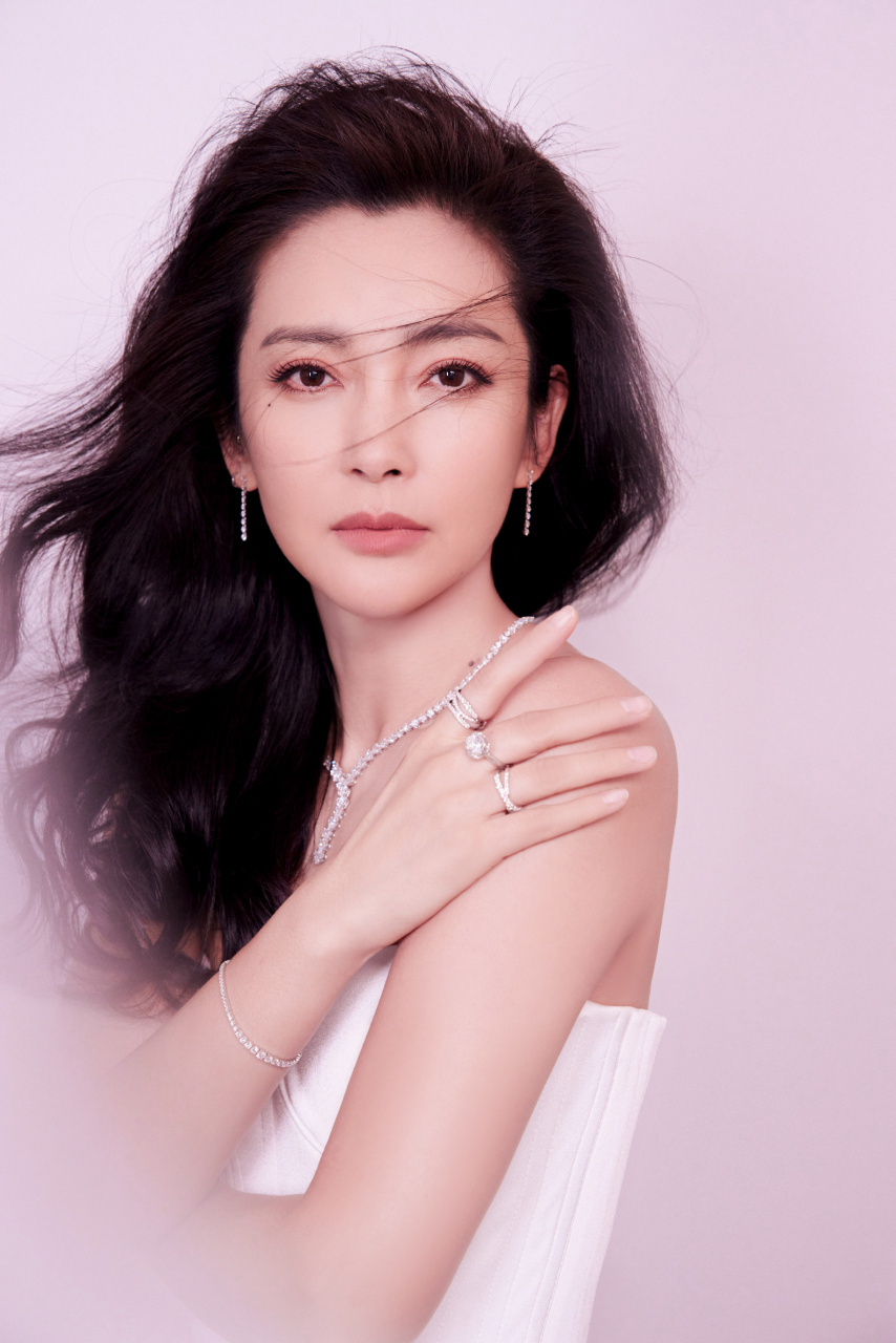 李冰冰出席活动造型,白色抹胸长裙优雅知性!