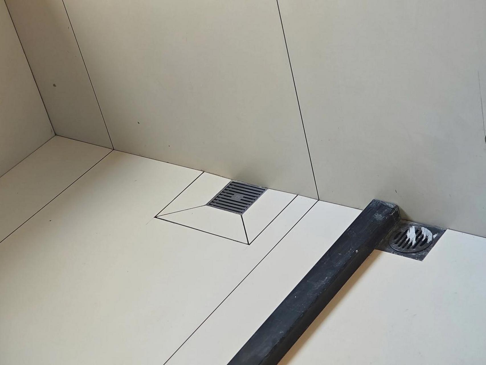 我真服了这瓦工了,我就没见过地漏是靠着墙安装的,故意欺负我?