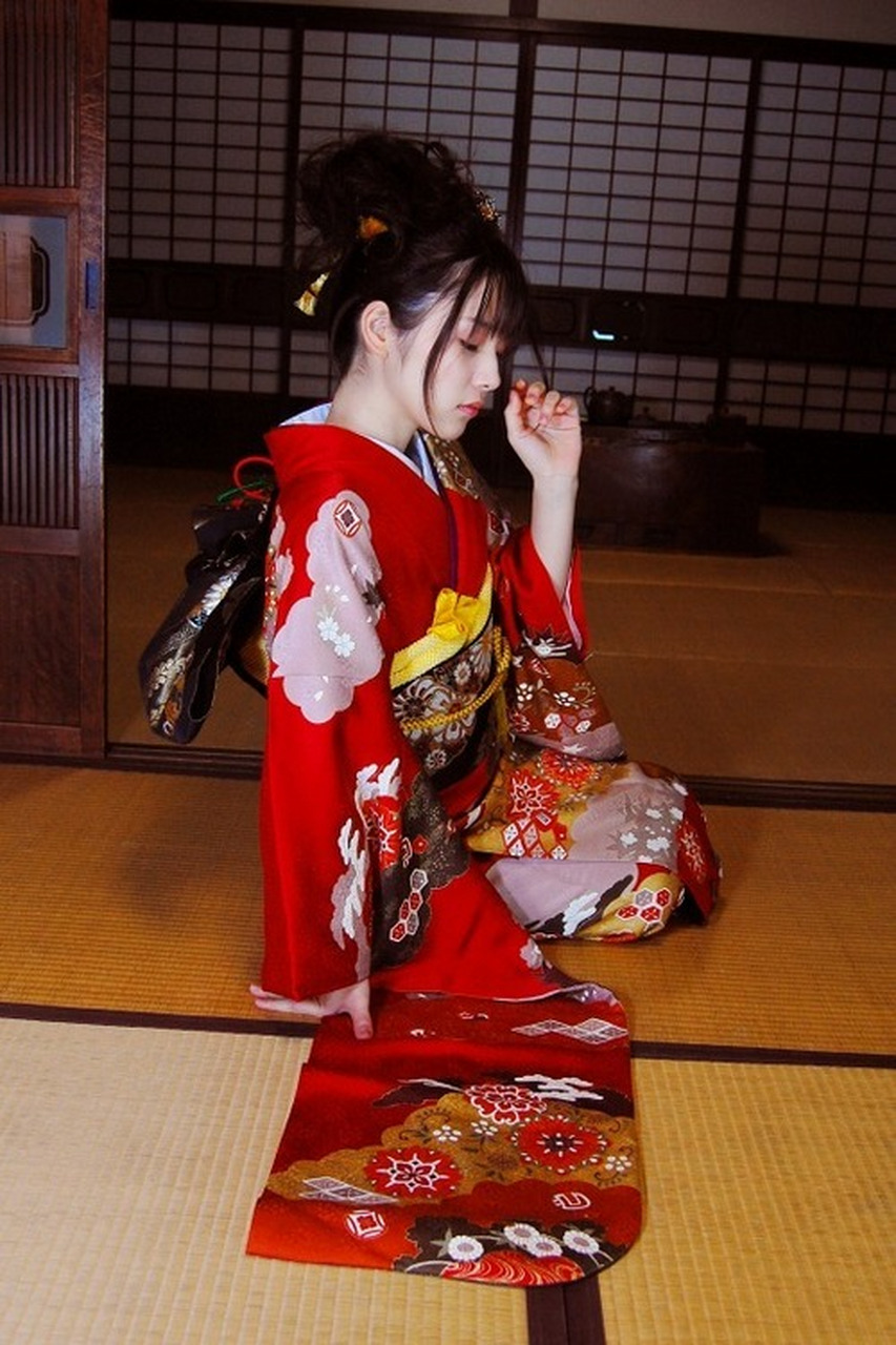 李梅亭在街上装腔跳嚷道:"孙小姐,你真坏!你也来开我的玩笑.