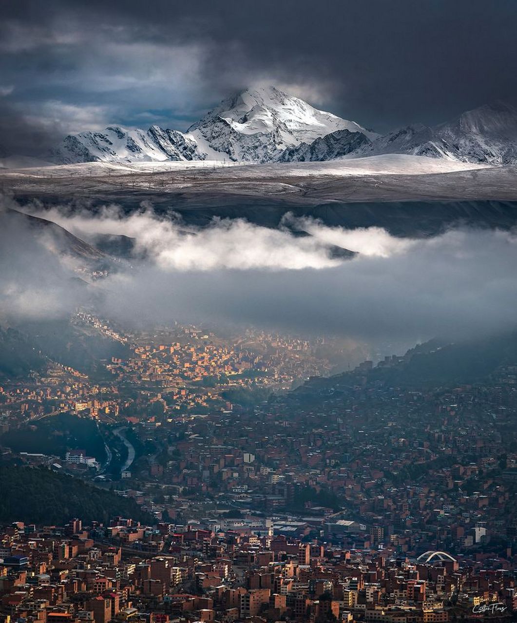 拉巴斯海拔约3640米,使其成为全世界海拔最高的首都.