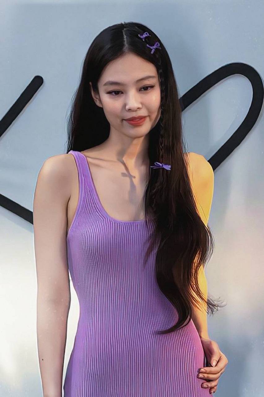 jennie穿紫色吊带现身活动 身材火辣神似芭比娃娃