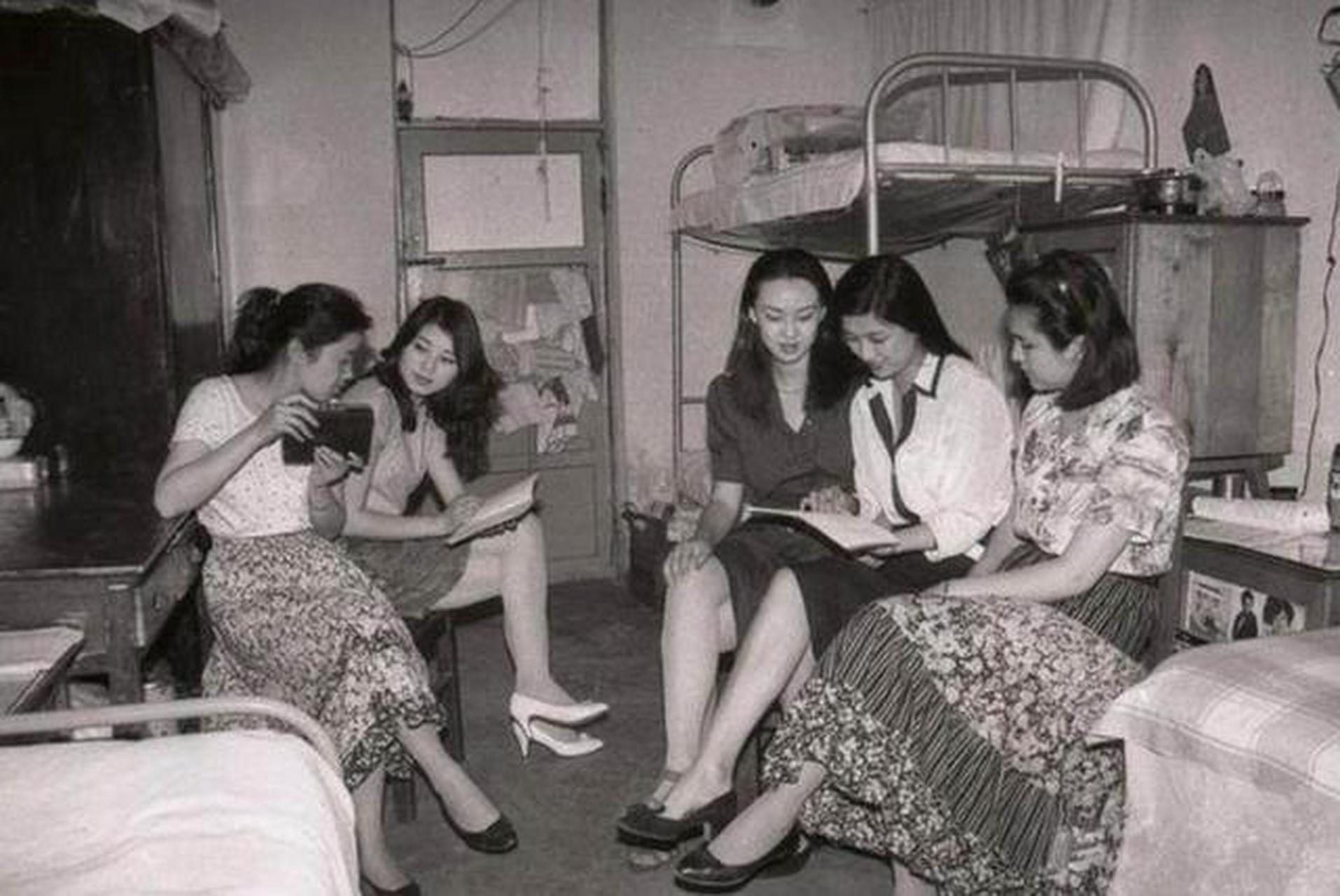 珍贵历史照片 80年代老照片:当时的大学女生宿舍,裙子对于女大学生