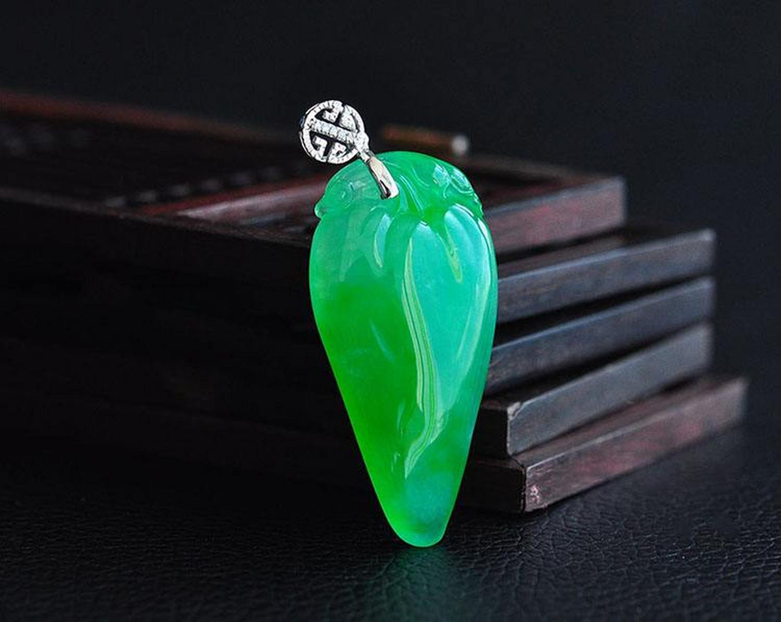 阳绿翡翠 众所周知种水是影响#翡翠# 价值的最重要因素,但是翡翠的