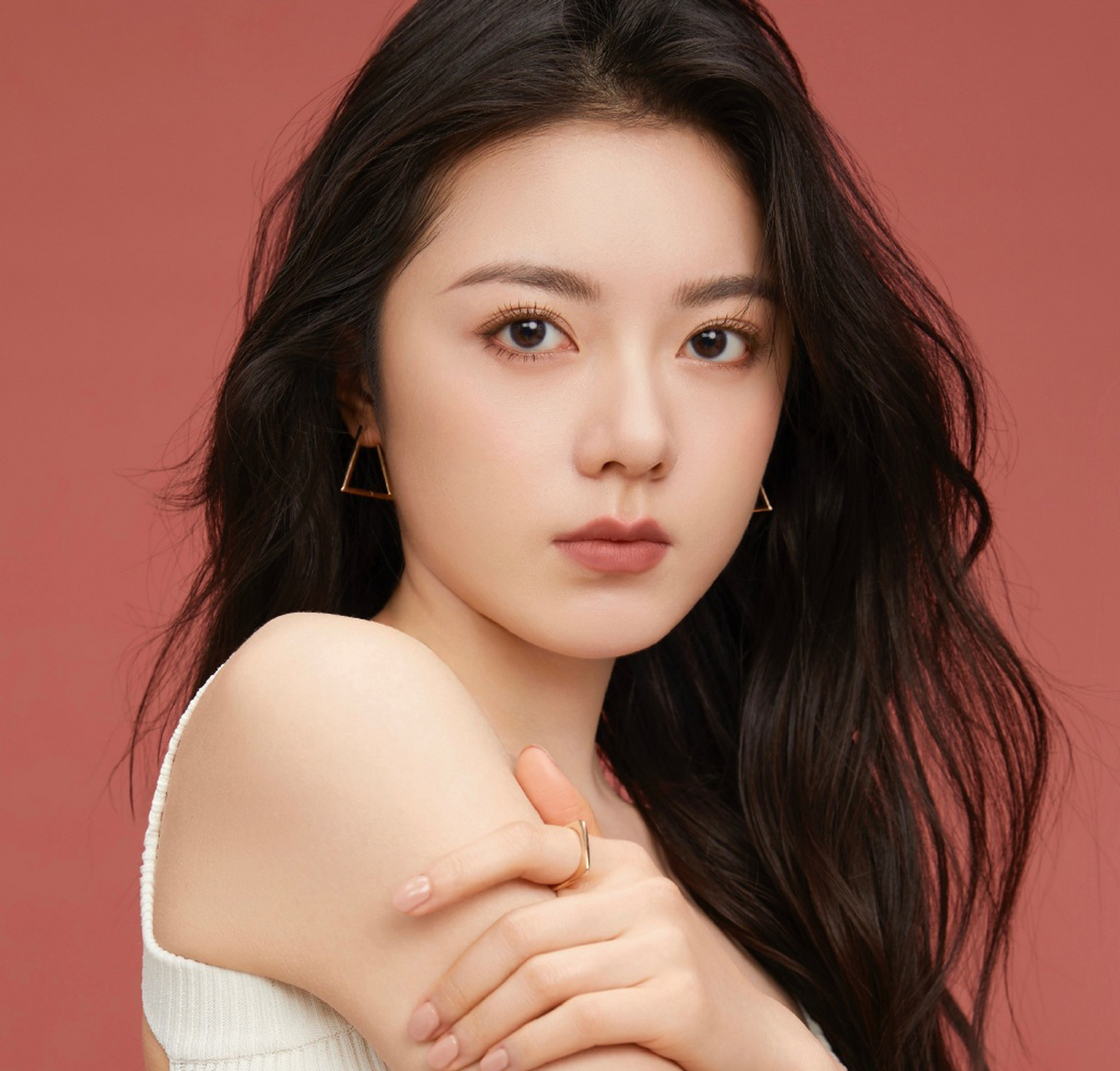 妆感清透干净吸引人,再次感受到赵今麦真的长大了,怎么这么美!