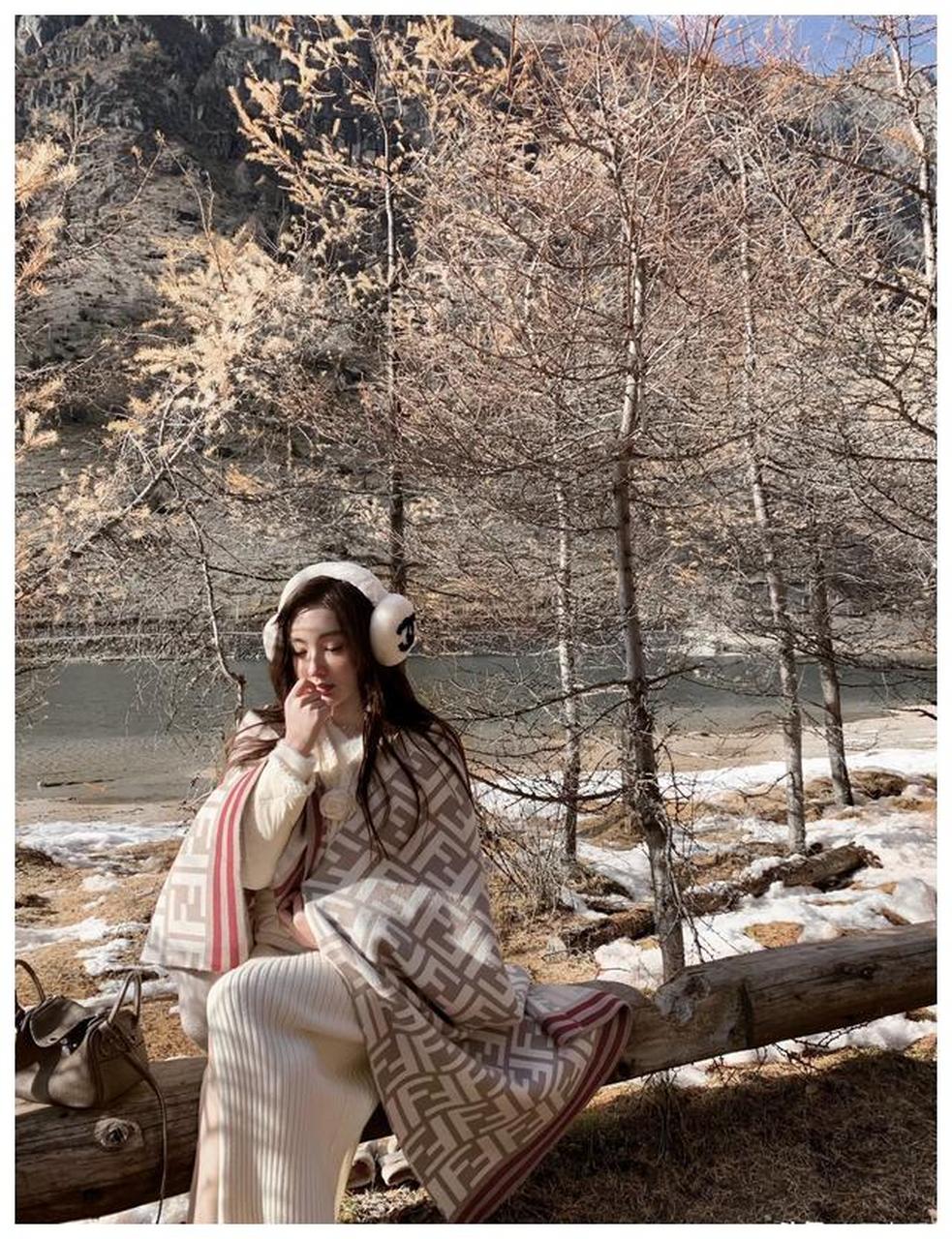 网红美女覃美莹在户外雪天拍摄迷人美照