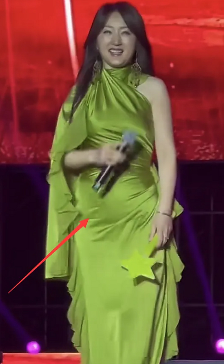 52岁杨钰莹现身商演,腰身圆润小腹隆起,精修图与生图判若两人 近日