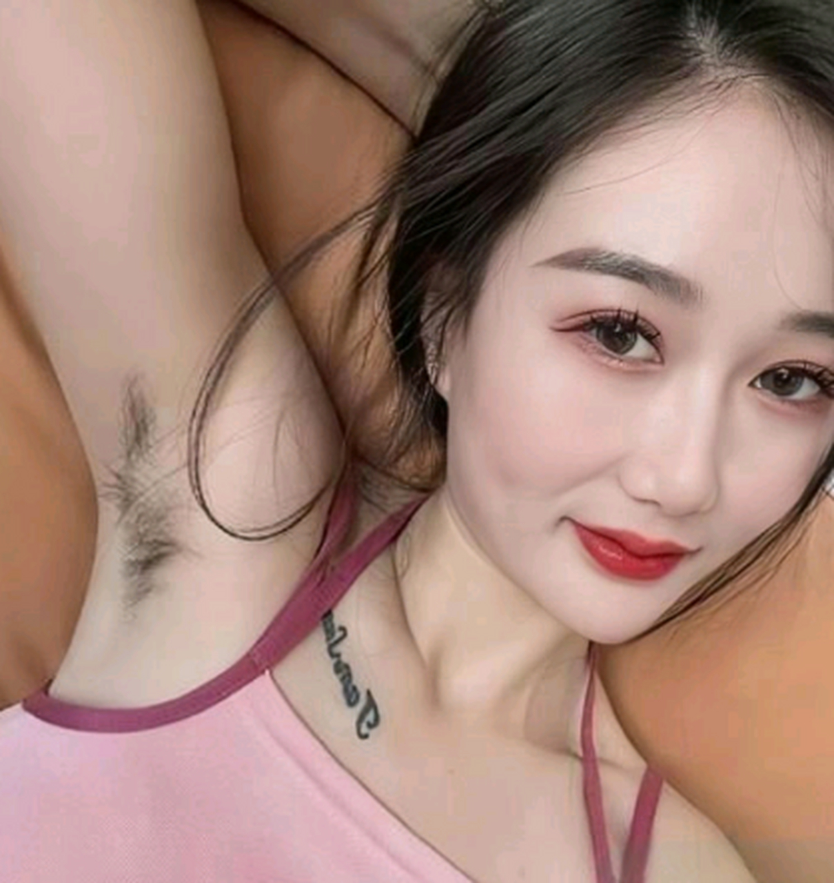 这腋毛是不是该刮了?