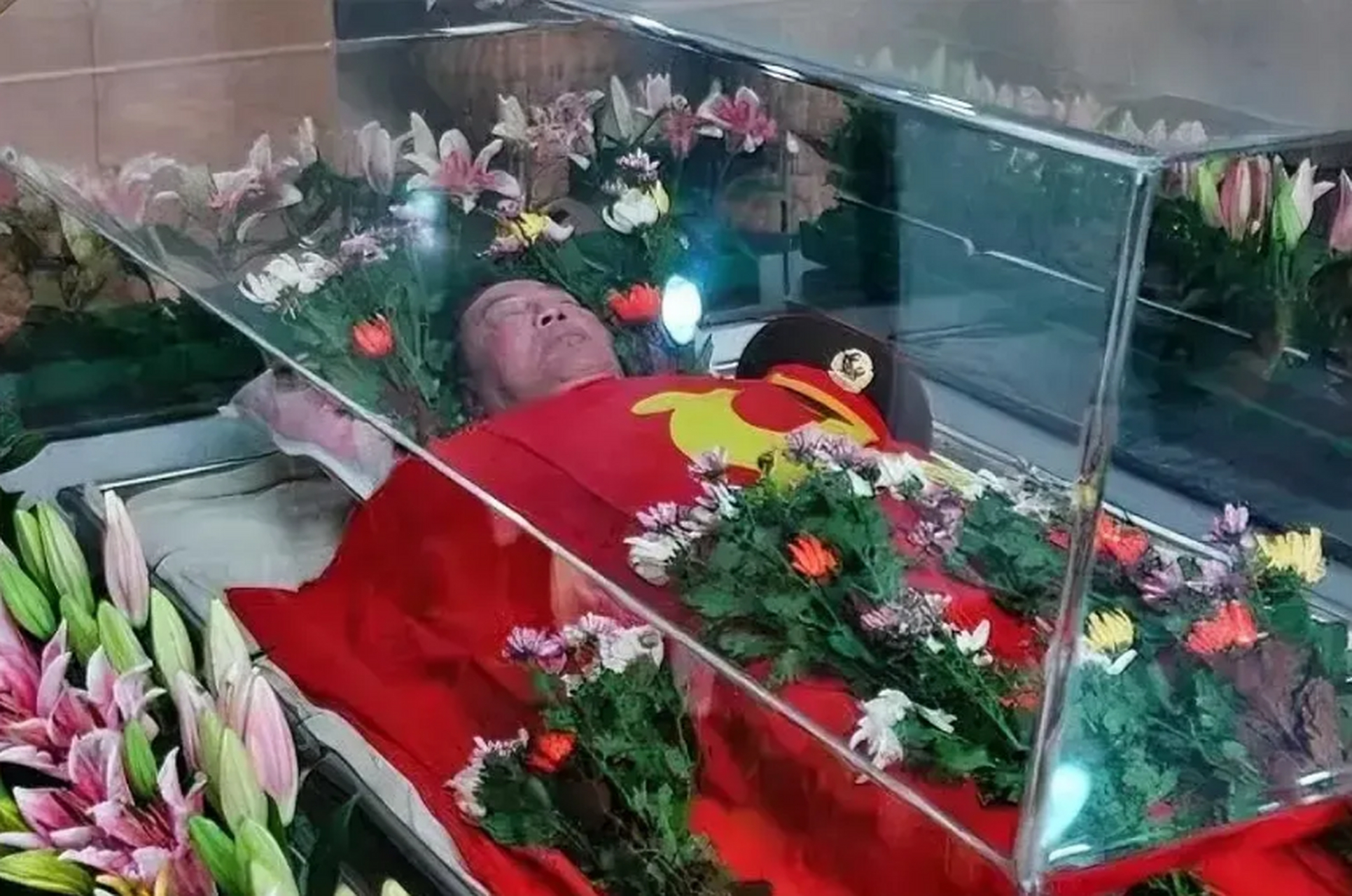 2005年,广州殡仪馆,演员古月病逝后,一张罕见的遗容,镜头中的他身着