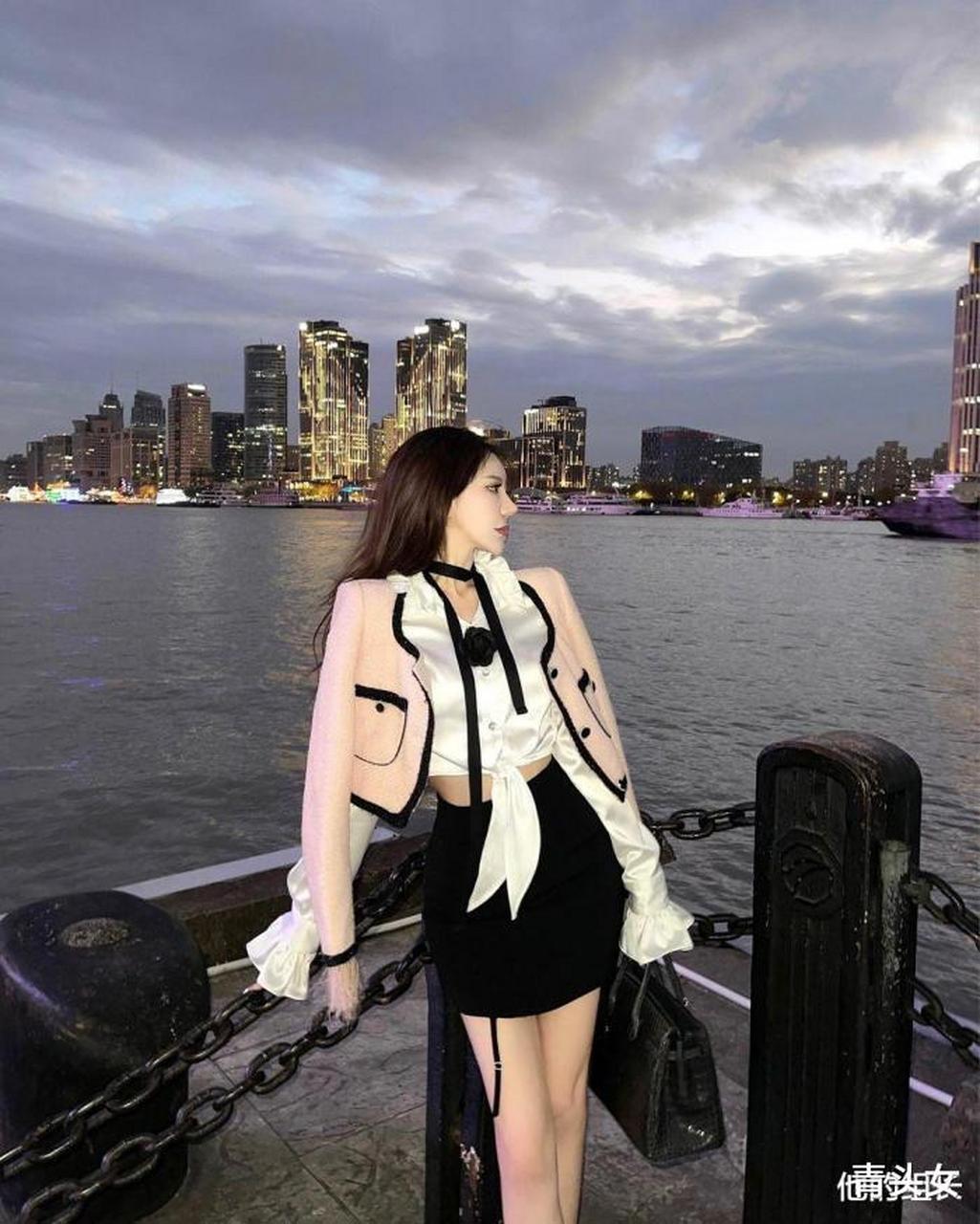 美女图集:名媛风性感网红,黑丝高跟鞋性感长腿