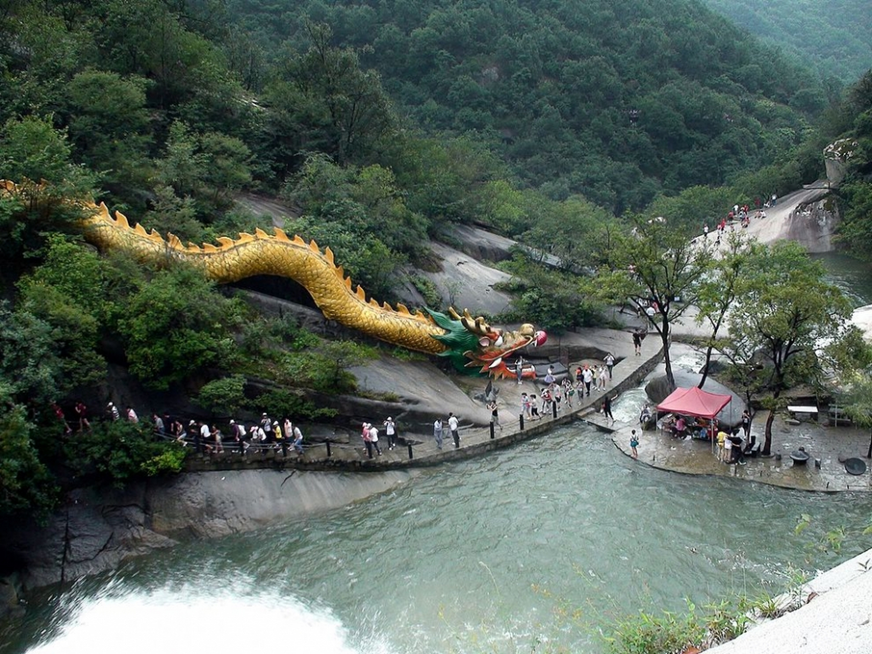 龙潭沟自然生态风景区位于南阳市西峡县双龙镇化山村,地处伏牛山脉