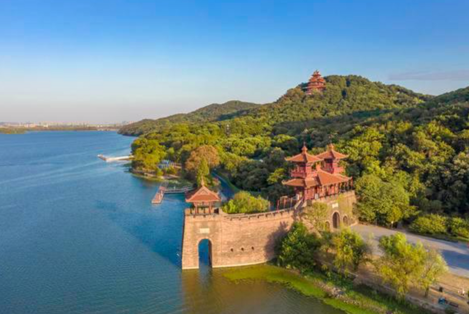 好玩东湖撒欢指南,东湖楚城依据春秋战国时期楚国郢都的风貌复刻,将