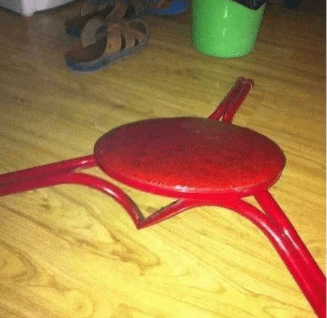 一屁股椅子都散架了,老婆,你该减肥了