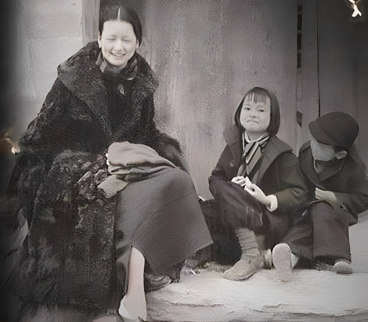 这是林徽因和丈夫梁思成,女儿梁再冰,儿子梁从诫到公园游玩时的留影.