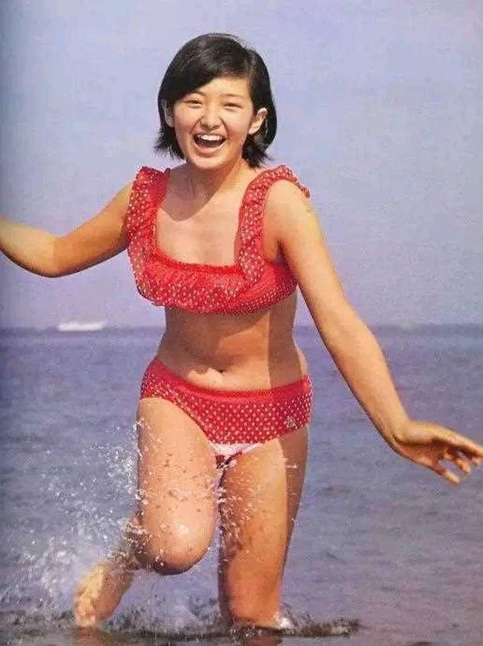 其实山口百惠的身材并没有那么好,个子不高,大腿也很粗,但是山口百惠