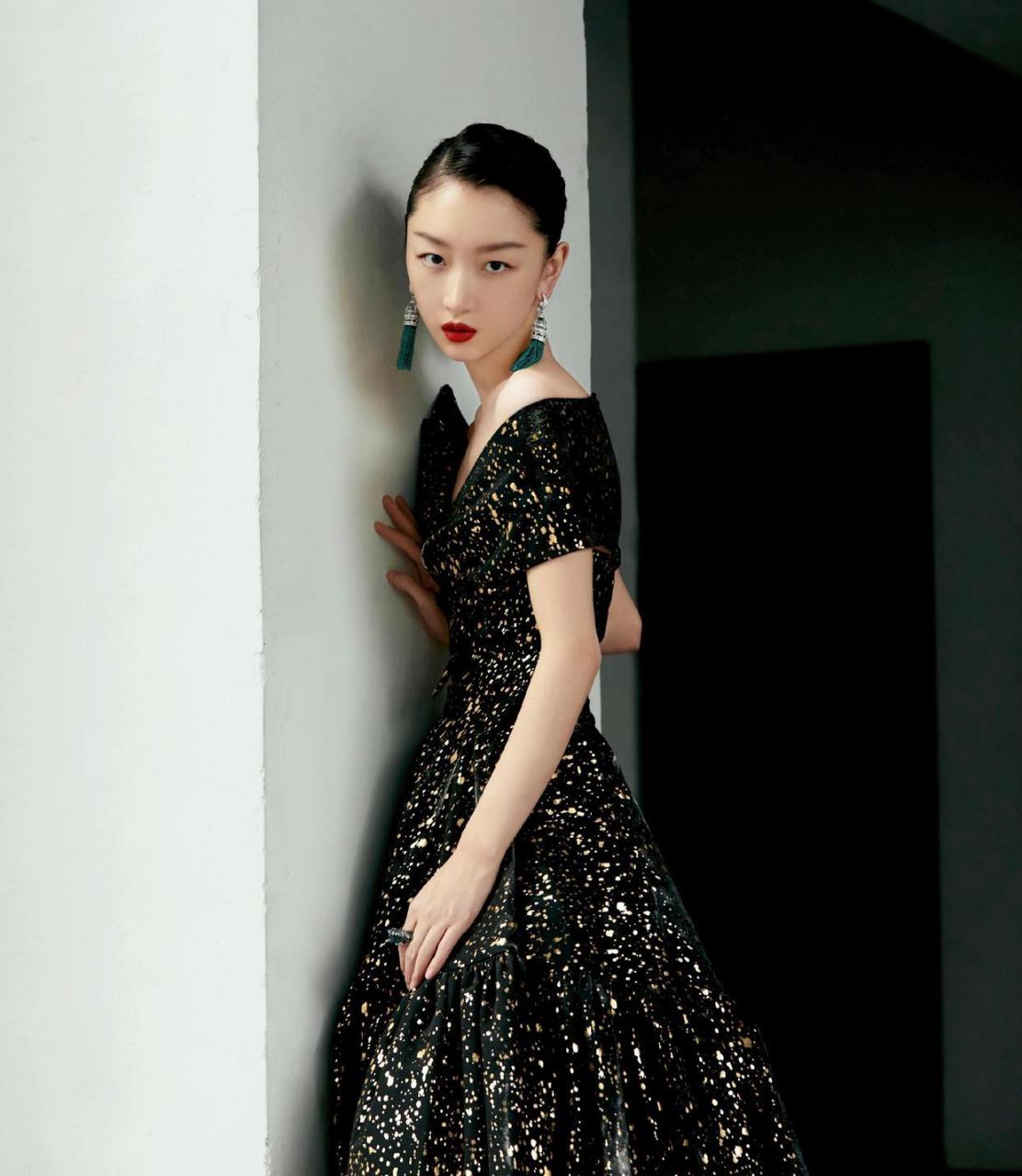 周冬雨出席千古玦尘发布会 周冬雨|今日身穿imaneayissi2021春夏定制