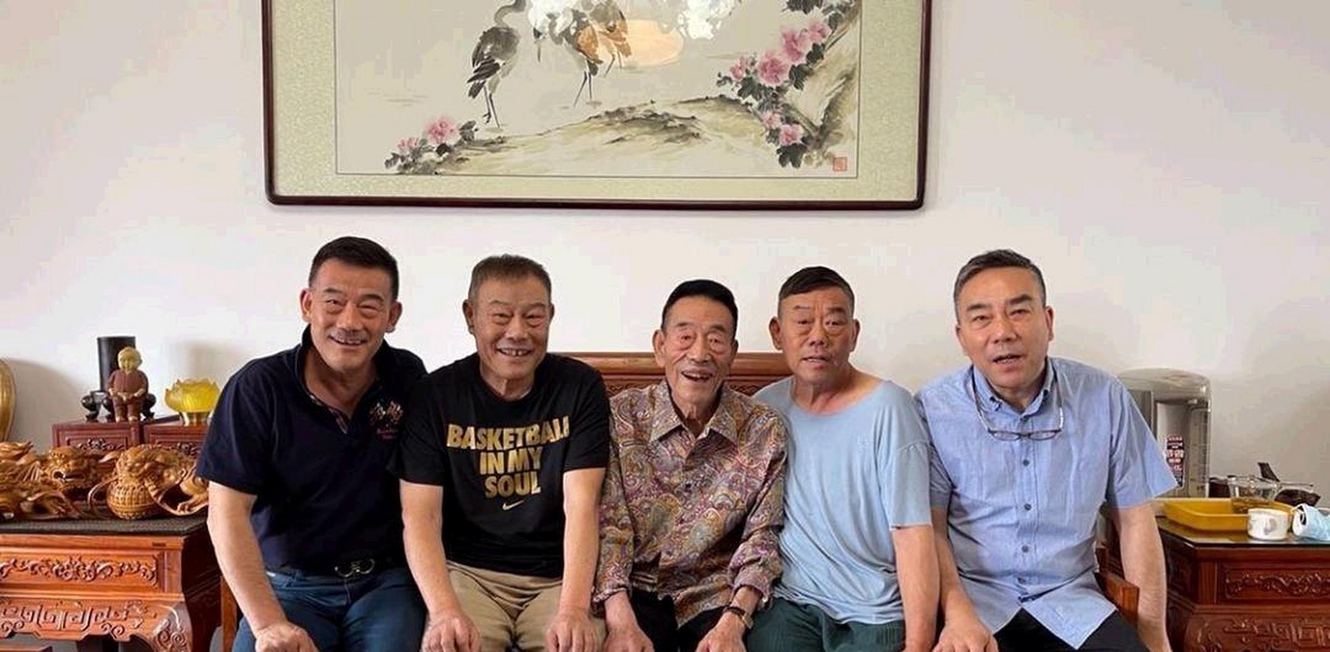 杨少华和他四个儿子的合影,五个人用的同一个模板