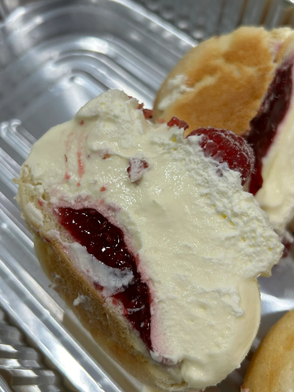 山姆罗马奶油面包  轻盈的奶油,犹如蓬松的云朵,交融在舌尖.