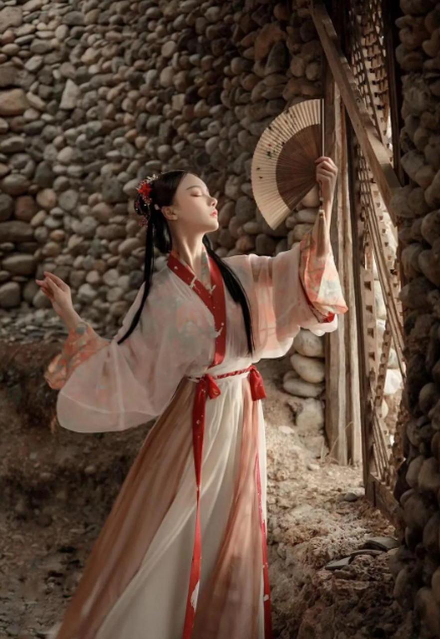 魏晋风格的汉服不仅潇洒飘逸,而且还独有一种朴素的味道,和明朝的富丽