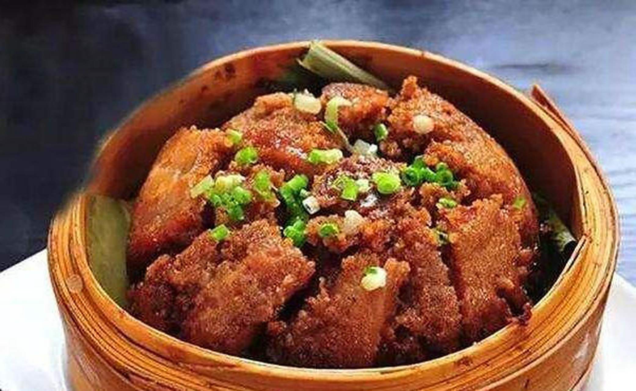 米粉蒸肉,是江西省十大经典名菜之一,属于赣菜系列,当地人每年立夏