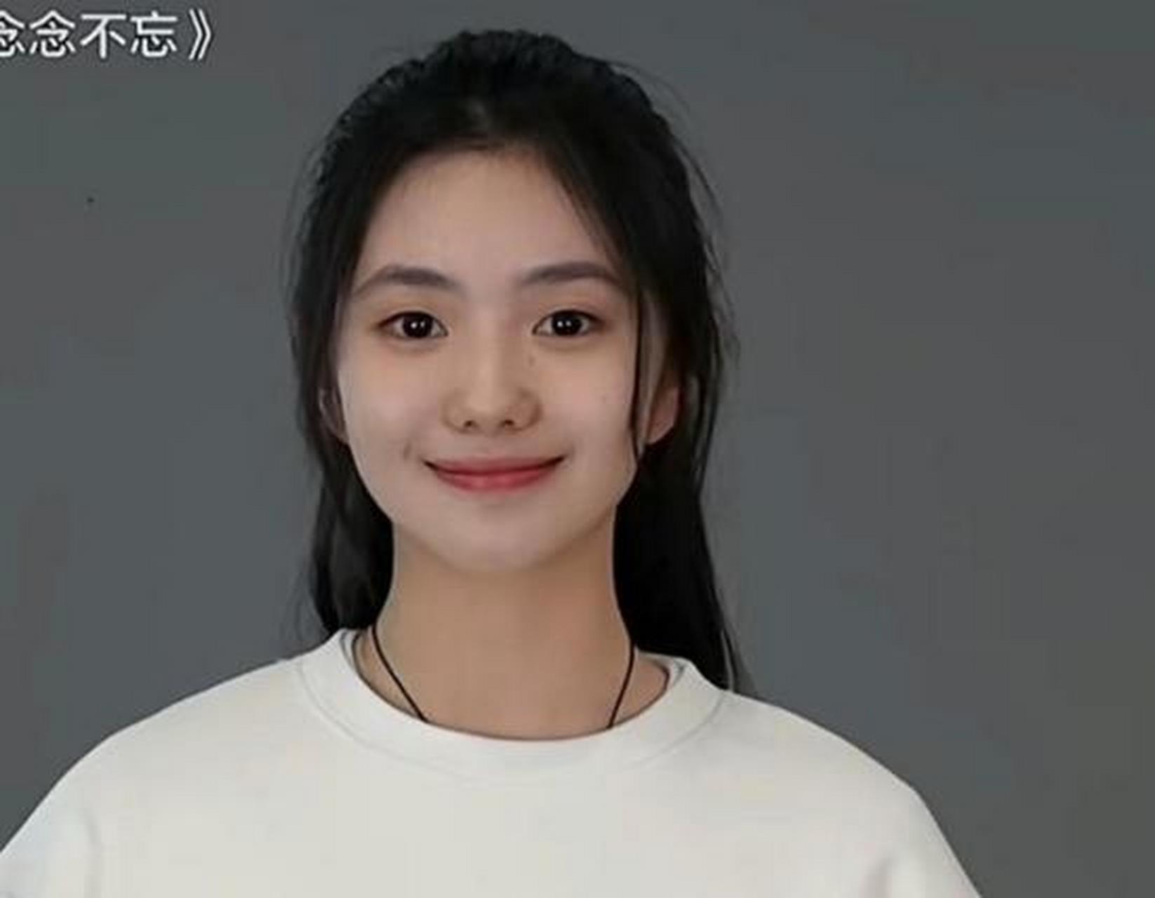 刘浩存正面鼻孔露的有点多,是一个小小的瑕疵,不影响美貌!