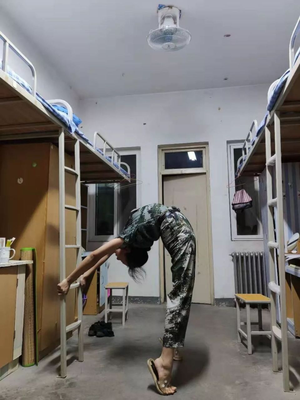 舞蹈系的妹子练功已经走火入魔了