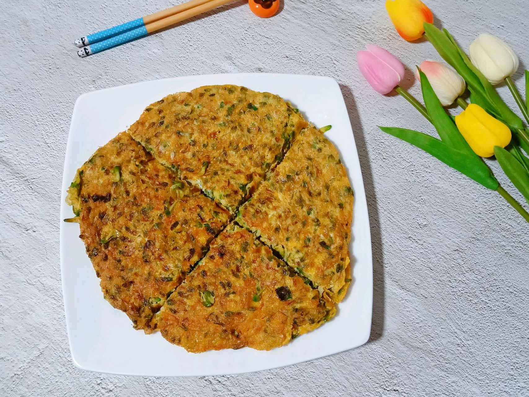 用料 槐花:300g 鸡蛋:4个 盐:2g 葱:1根 食用油:20g 槐花鸡蛋饼的做法