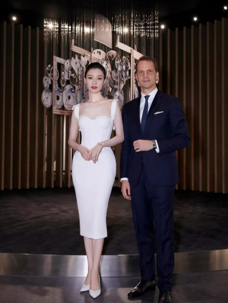 倪妮气质"绝"了,穿吊带裙秀出"撩人曲线",170身高让人羡慕