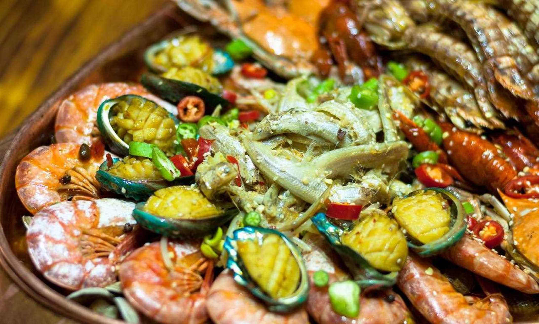 品种很多,海鲜品质杠杆的,很喜欢他家的蛏子鱿鱼,海鲜卤味锅,还有螃蟹