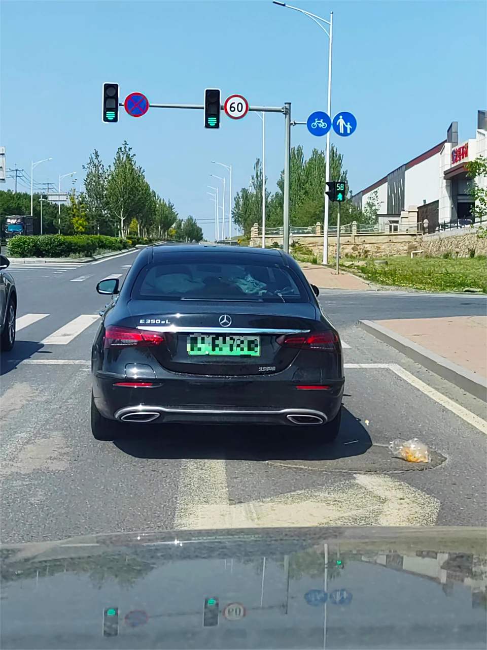 前车等红灯前"嗖"一下把吃饭剩下的垃圾扔出车外,亏你还是做奔驰的,和