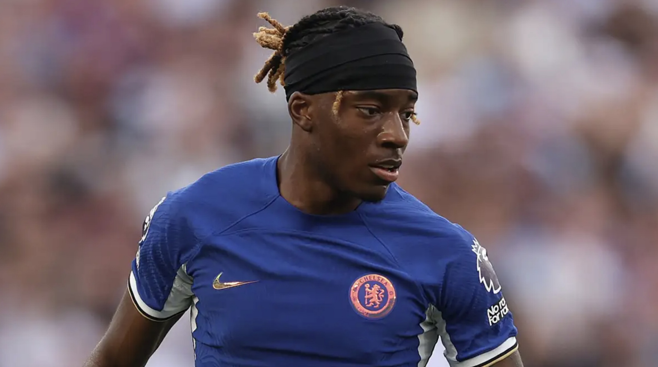 切尔西# 在一段视频显示切尔西边锋诺尼·马杜克受伤缺阵后仍参加