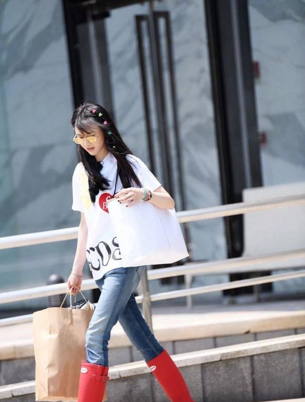 4日,郑爽现身机场,从甜美女孩变身超酷girl,身穿黑色抹胸搭配工装皮裤