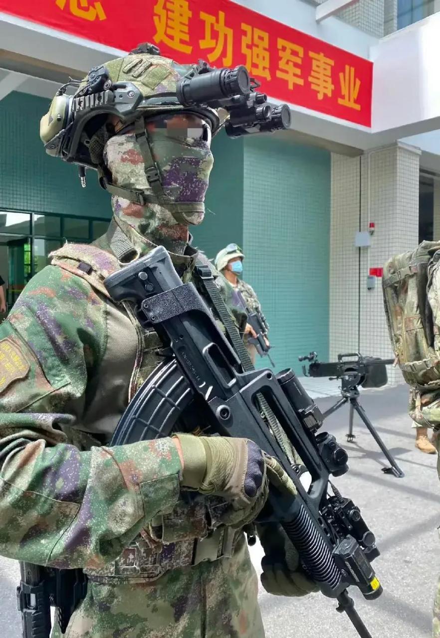 武警特战队拿的短弹匣短突95和驻澳门特种兵拿的长弹匣长突95对比!