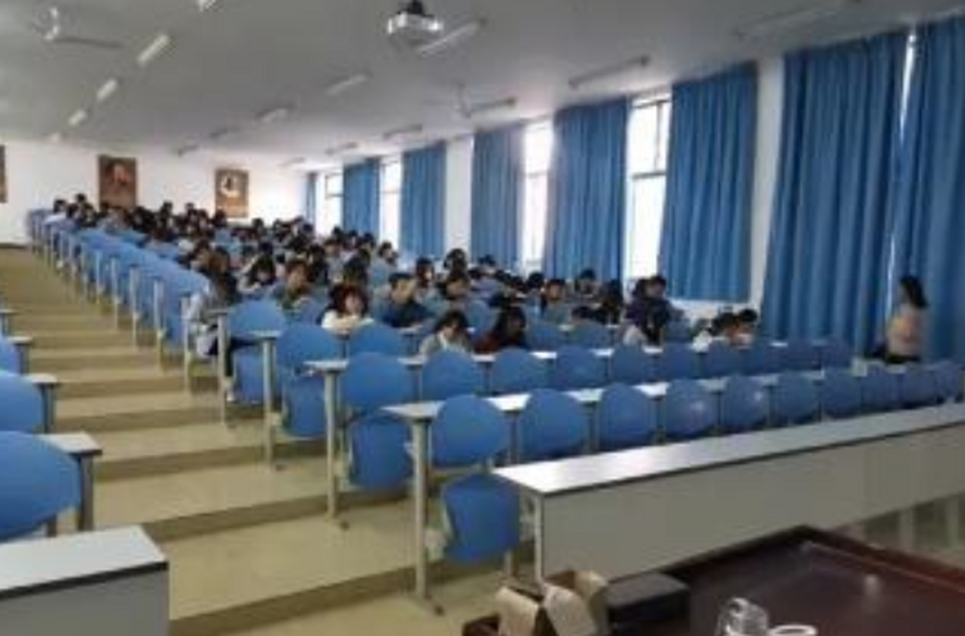 为什么大学教室里前几排没人坐?