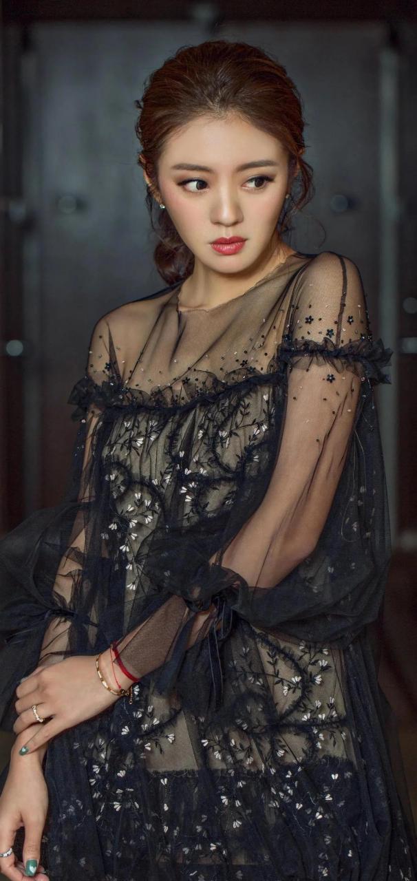 gif创作人# 安以轩看起来就有一种豪门太太的面相,现在家里出了事不 