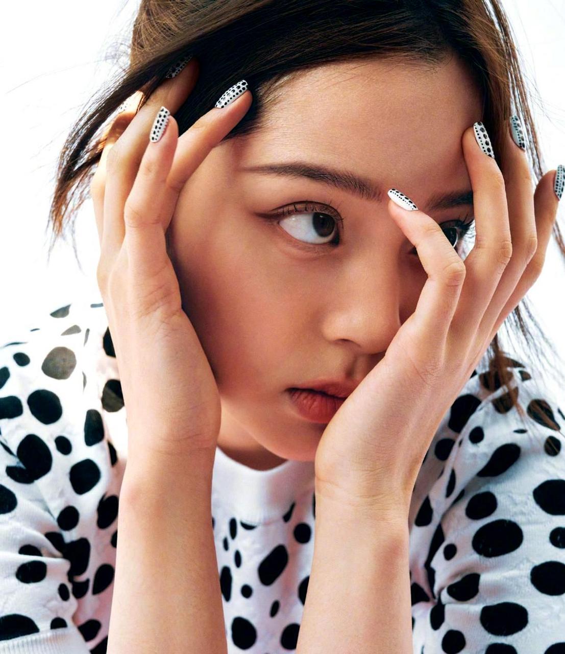 看欧阳娜娜的美甲可能会让患有密集恐惧症的人感到不适.