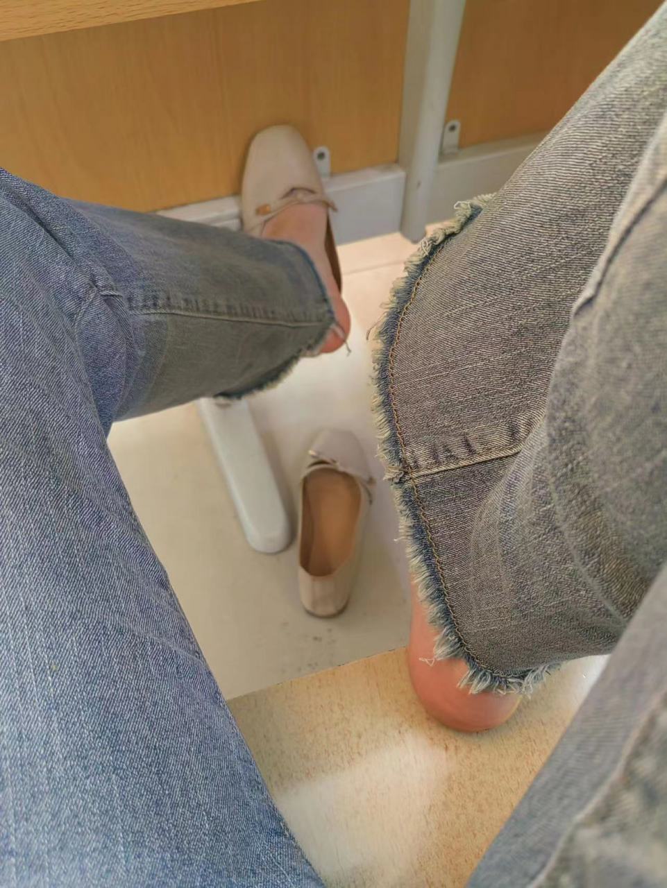 上课的时候偷偷脱鞋,会被旁边的同学和老师发现吗