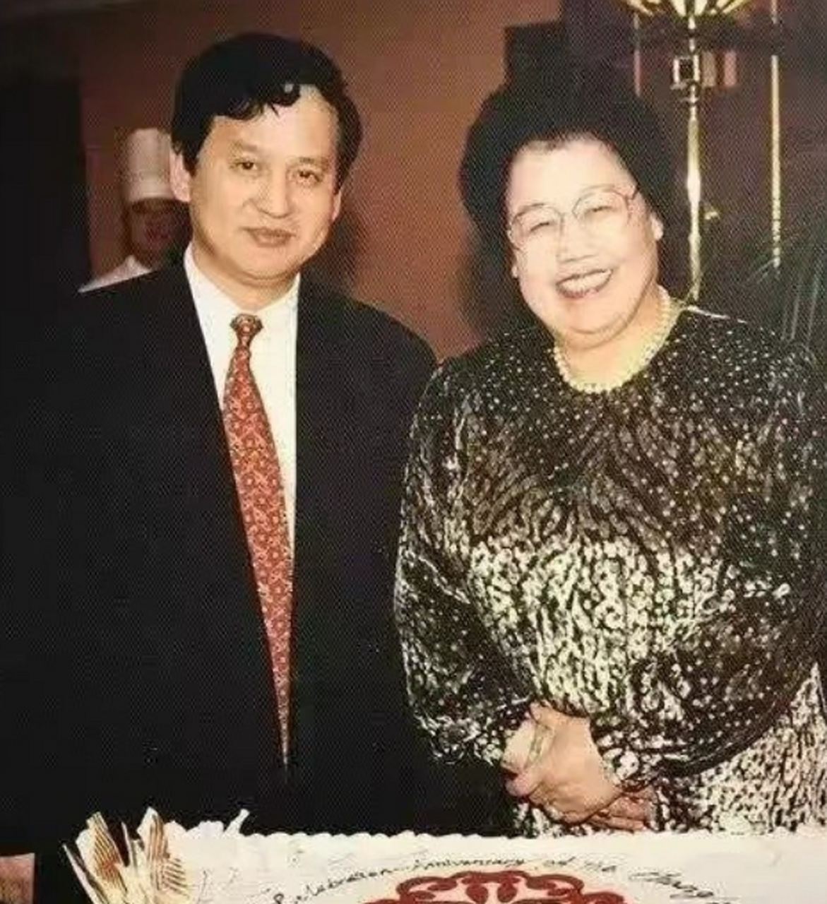 1990年,49岁的陈丽华嫁给了38岁的迟重瑞.