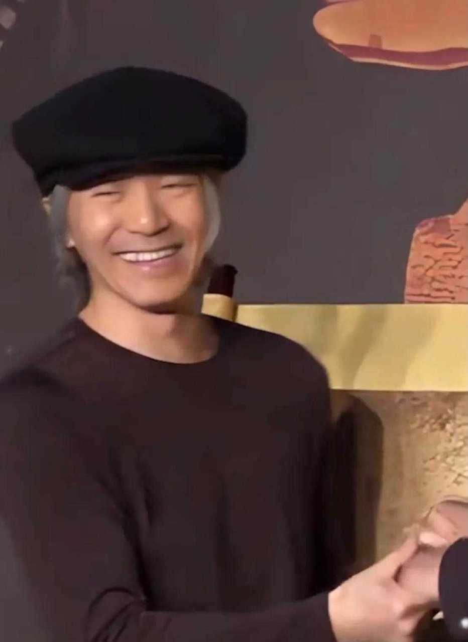 总是戴个帽子身穿休闲服,星爷是最棒的…… 他——周星驰[大笑]