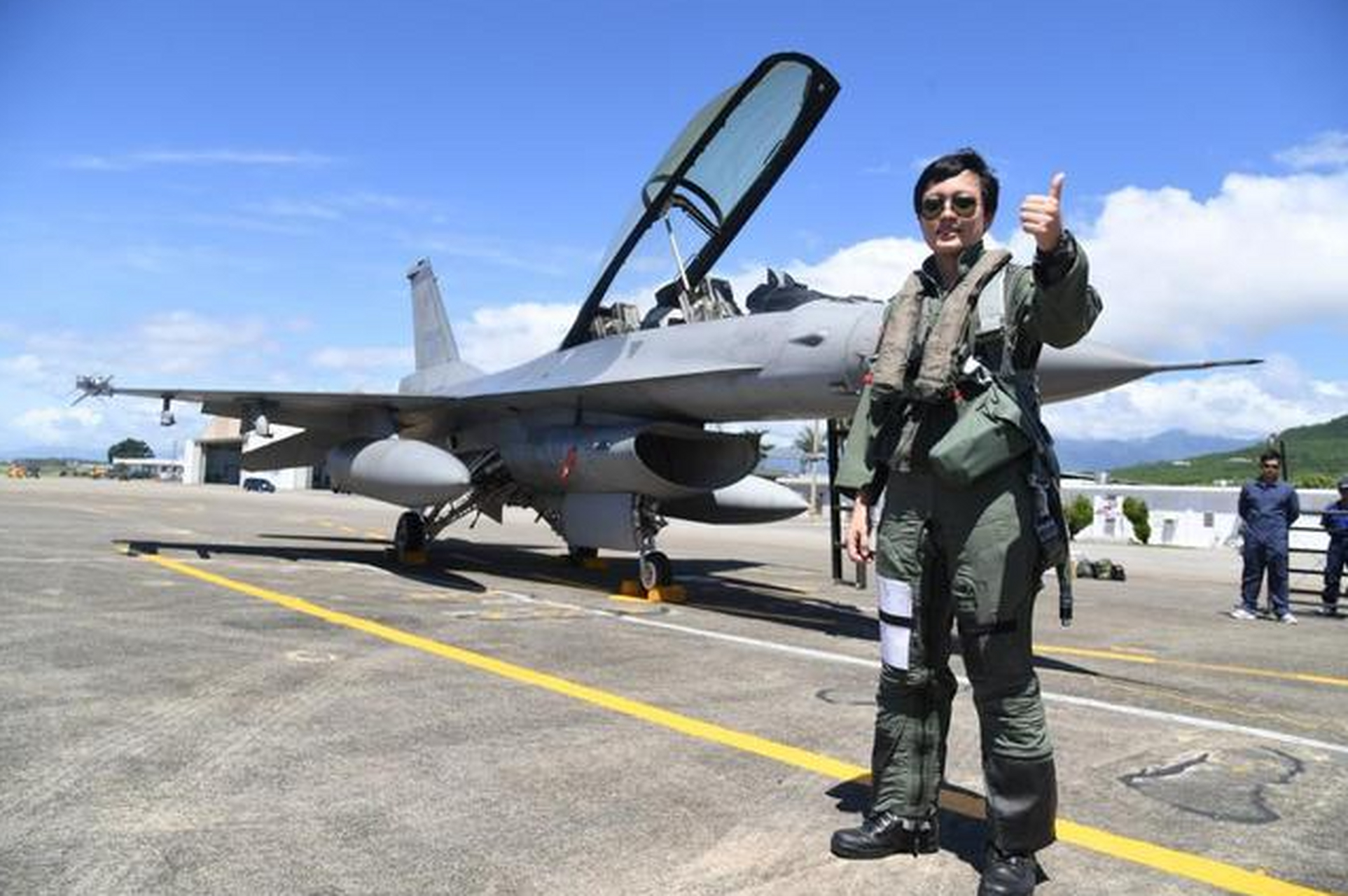 "台军"飞行员玩自拍,泄露f16座舱情报,机密细节一清二楚  这台空军