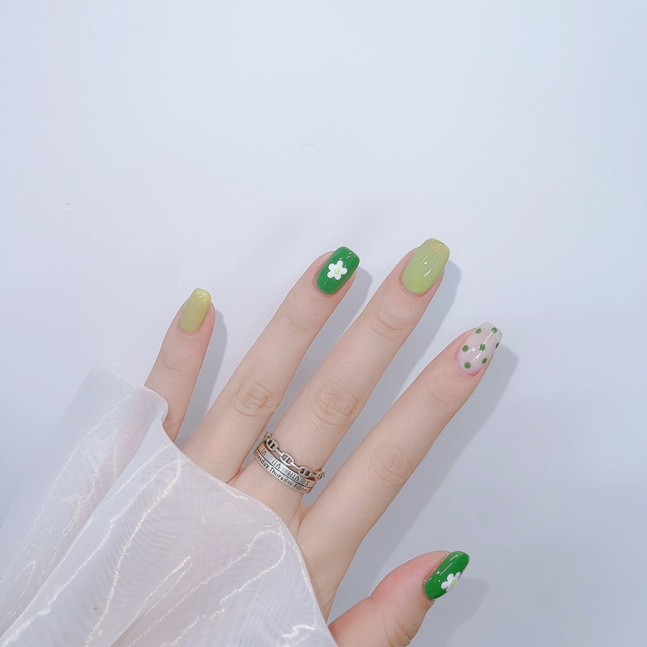 川上赴野 高级显白抹茶奶绿美甲 最喜欢抹茶绿自带的清新感～ 饱和度